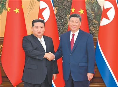 习近平同朝鲜劳动党总书记、国务委员长金正