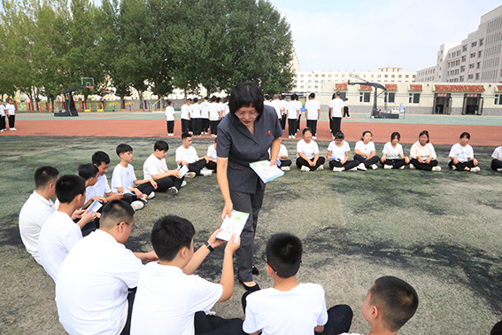 【开学第一课】法官走进军训场，法治护航新