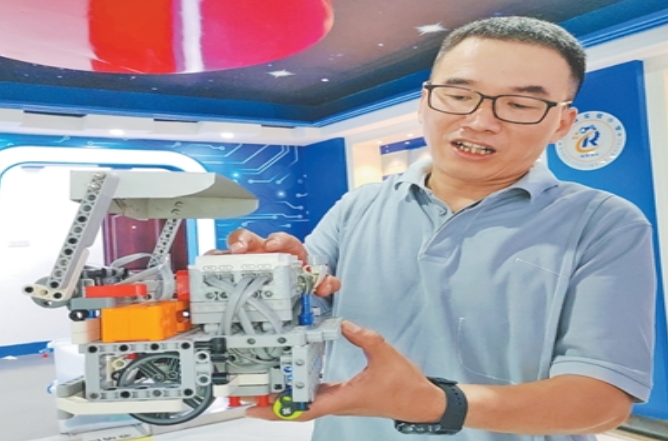  带山里娃“玩转”智能科技（守望） 