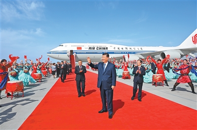 习近平抵达乌鲁木齐