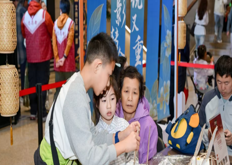 国庆中秋假期国内出游8.88亿人次 总花