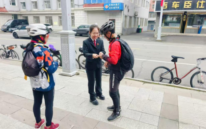 国庆“不打烊”，长白人民法庭司法服务暖人