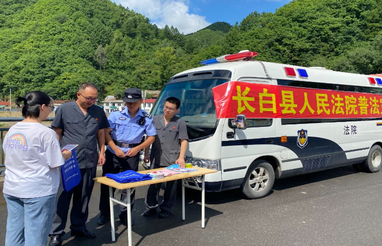 巡回审判车开进大集，普法调解暖民心