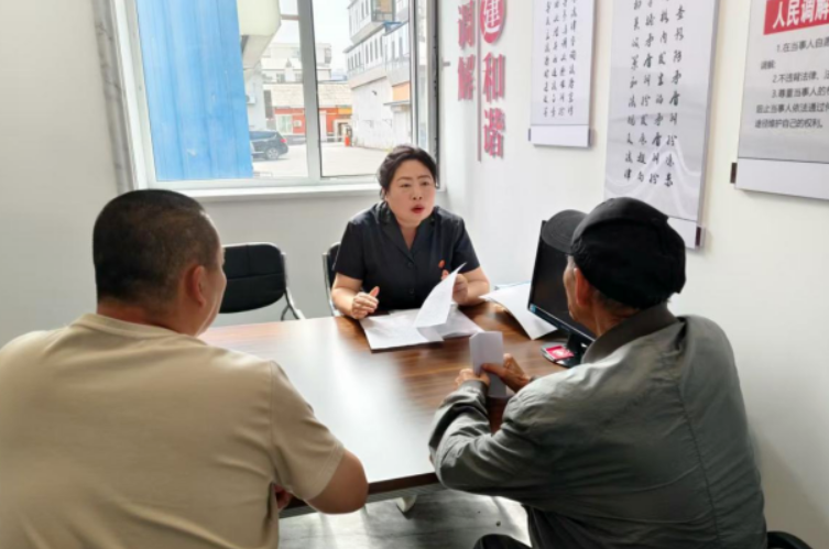 长白法院法官走进长松社区暖心化解抚养难题