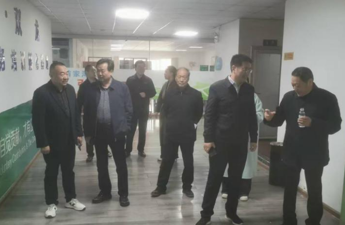 县关工委执行主任朱元朝等领导到双龙镇检查