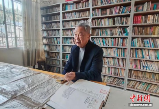 苗乡文脉融乡土 湖南城步“文化愚公”的书