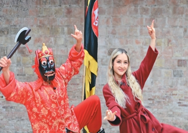  外国友人感受非遗魅力（环球掠影） 