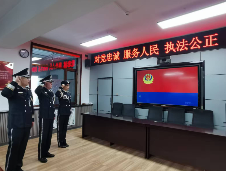 初心映警徽 奋斗正当时