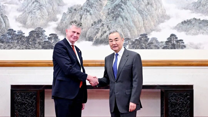 王毅会见英国首相国家安全事务顾问鲍威尔