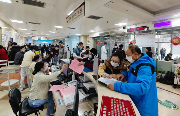 灯火映团圆 奋斗写担当——走近春节假期一