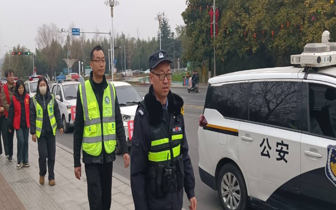 西峡龙乡义警：坚守岗位护平安 暖心护航新