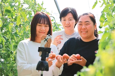 “看着乡亲们的腰包越来越鼓，我打心底里高