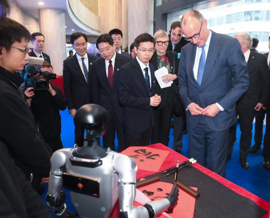 德国总理默茨在华参访企业：愿马年成为德中