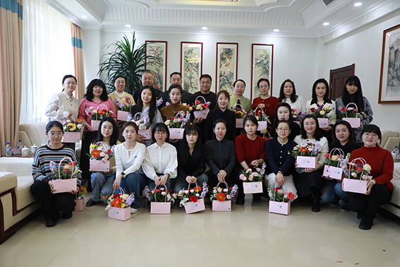 这些祝福送给她——致新时代司法玫瑰