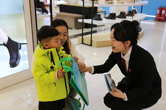 前郭法院：“小法宝”亮相步行街， “法治