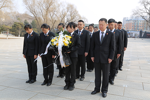 翠柏凝春祭忠魂 法心向党承薪火 前郭法院