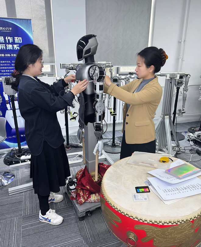 测量尺寸 青年教师宋彦杰（左）、副教授刁杰（右）_副本