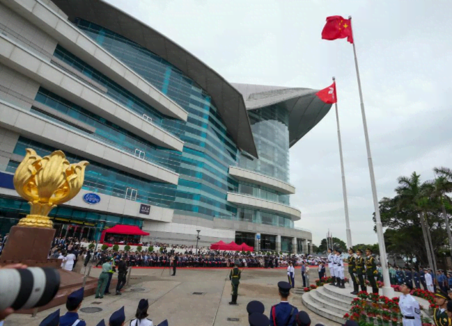香港举行五四升旗礼纪念红军长征胜利90周年