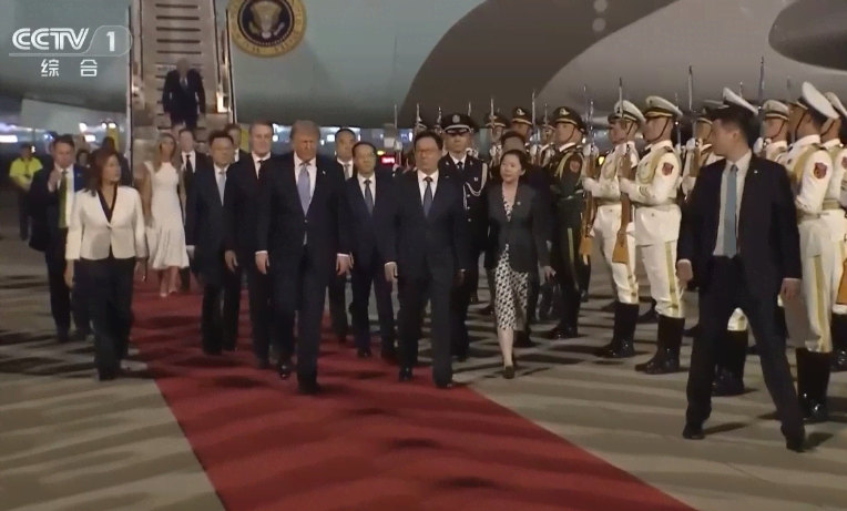美国总统特朗普抵京 韩正前往机场迎接