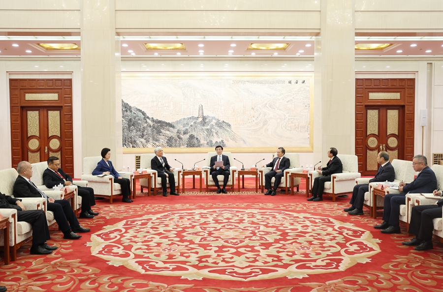王沪宁与欧美同学会第九届理事会会长会成员座谈