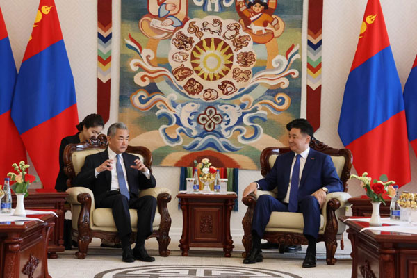 蒙古国总统呼日勒苏赫会见王毅